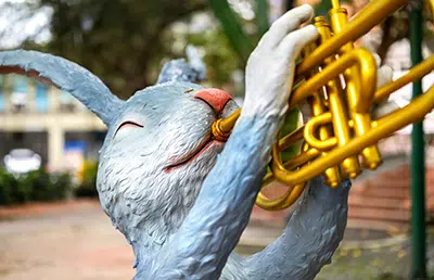 lapin faisant de la trompette