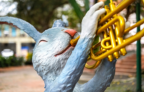 Lapin de contes faisant de la trompette